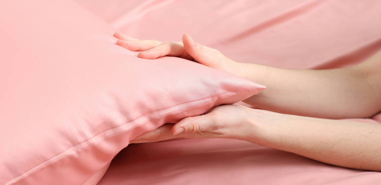Bamboo, Silk, or Classic: Which Pillowcase Will Actually Help You Sleep (and Look) Better?